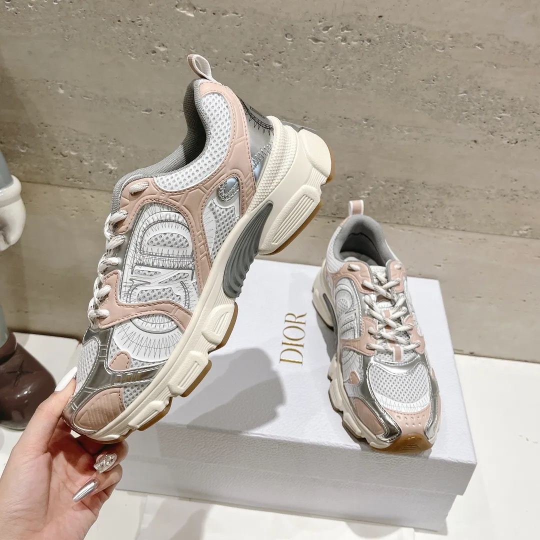 👟👟Ex-factory price 560👟👟 (top version) The latest hot model, the star model 2024 main hot product, the newly released Dior Dior Chrono new casual sports shoes, running shoes and dad shoes are really cool, full of futuristic feeling! Really cool! Once again interpreting Dior's concept of cool fashion, the lucky star will bless you with good luck. The new EVA sole is super light and super soft! A perfect replica of the original! Fully matched material and mold! ! 35-40